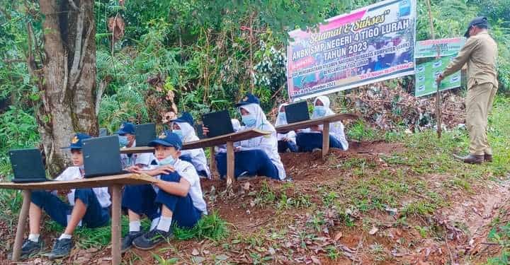 Tak Ada Jaringan, SMP N 4 Tigo Lurah Kab. Solok ANBK Dalam Hutan