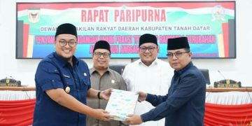 Fraksi PKS DPRD Tanah Datar Mempertanyakan Dana Rp 4 Milyar yang Diberikan oleh Pemda Ke Perusda Setahun Yang Lalu Kepada Bupati Dalam Sidang Paripurna