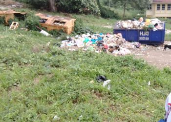 Sampah Tidak Terurus,  Kadis DLH Kab. Solok  Asnur, SH. MM Terkesan Salahkan Dinas Lainnya di Komplek Arosuka