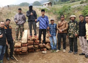 Masyarakat Nagari Talang Beserta KPA Guntala Gerebek Aksi Illegal Logging