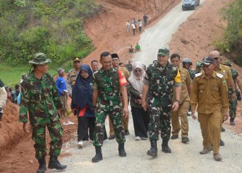 Bupati Solok Dampingi Tim Wasev Mabes TNI AD Tinjau Sasaran TMMD Ke-118 Kodim 0309/Solok