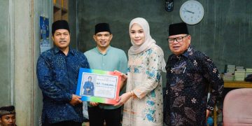 Dorong Perekonomian Masyarakat Nagari, Athari Beri Bantuan Rp75 Juta untuk BUMNag Nagari Tanjung Bonai Aur Selatan