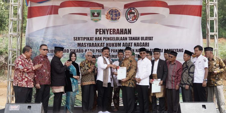 Pertama di Indonesia, Nagari Sitapa dan Sungai Kamuyang Terima Sertifikat HPL Tanah Ulayat dari Menteri ATR/BPN