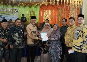 Bupati Safaruddin Bersama BAZNAS Limapuluh Kota Distribusikan Beasiswa Pendidikan