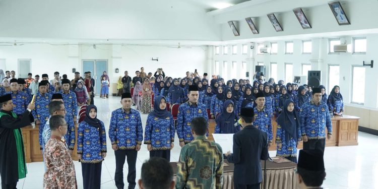 Bupati Safaruddin Dt. Bandaro Rajo Serahkan SK 88 PPPK di Lingkungan Pemkab Limapuluh Kota