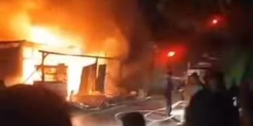 Kebakaran di Simpang Empat Tangah Jua, Damkar Bukitinggi Berhasil Melokalisir Api Agar Tidak Meluas ke Pemukiman Padat Penduduk