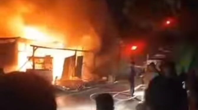 Kebakaran di Simpang Empat Tangah Jua, Damkar Bukitinggi Berhasil Melokalisir Api Agar Tidak Meluas ke Pemukiman Padat Penduduk