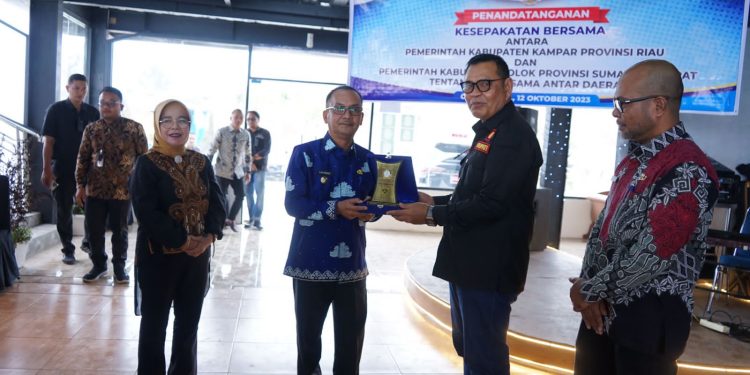 Bupati Solok Tandatangani MoU Tentang Kerjasama Daerah dengan Pemerintah Kabupaten Kampar