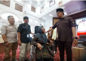 Sebanyak 24 Orang Lansia Terima Bantuan Kursi Roda Dari Pemko Bukittinggi