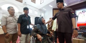 Sebanyak 24 Orang Lansia Terima Bantuan Kursi Roda Dari Pemko Bukittinggi