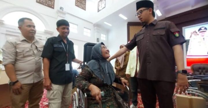 Sebanyak 24 Orang Lansia Terima Bantuan Kursi Roda Dari Pemko Bukittinggi