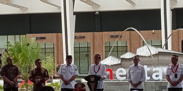 Kunjungi Mentawai, Presiden Joko Widodo Resmikan Bandar Udara Mentawai yang Baru