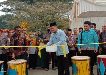 Bupati Tanah Datar Diwakili Kadis Koperindag Resmikan Greenhouse Tanaman Melon Di SMKN 2 Batusangkar