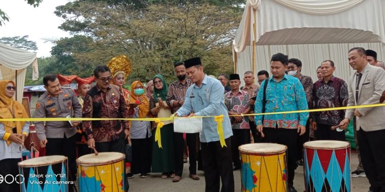 Bupati Tanah Datar Diwakili Kadis Koperindag Resmikan Greenhouse Tanaman Melon Di SMKN 2 Batusangkar