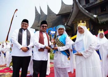 28 Orang Peserta Terbaik Wakaf 1000 Hafizs Menerima Piagam, Tropi dan Dana Pembinaan dari Pemda Tanah Datar