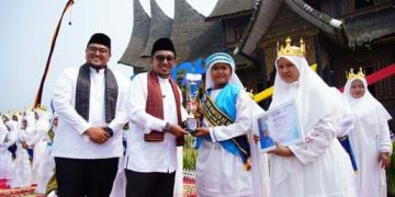 28 Orang Peserta Terbaik Wakaf 1000 Hafizs Menerima Piagam, Tropi dan Dana Pembinaan dari Pemda Tanah Datar