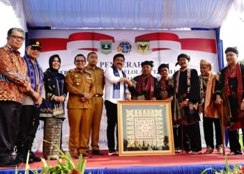 Menteri ATR/BPN Menyerahkan Sertifikat Hak Pengelolaan Tanah Ulayat Kepada Ketua KAN Sungayang