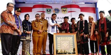 Menteri ATR/BPN Menyerahkan Sertifikat Hak Pengelolaan Tanah Ulayat Kepada Ketua KAN Sungayang