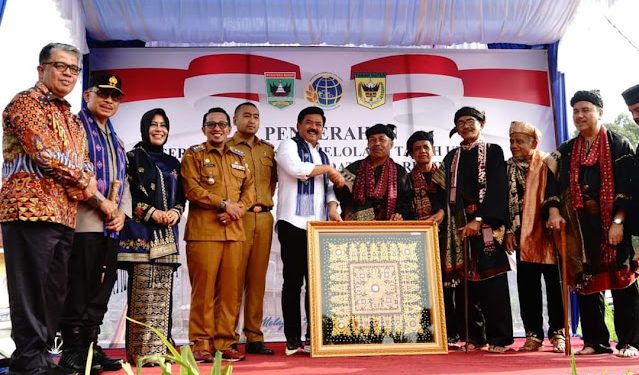 Menteri ATR/BPN Menyerahkan Sertifikat Hak Pengelolaan Tanah Ulayat Kepada Ketua KAN Sungayang