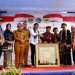 Menteri ATR/BPN Menyerahkan Sertifikat Hak Pengelolaan Tanah Ulayat Kepada Ketua KAN Sungayang