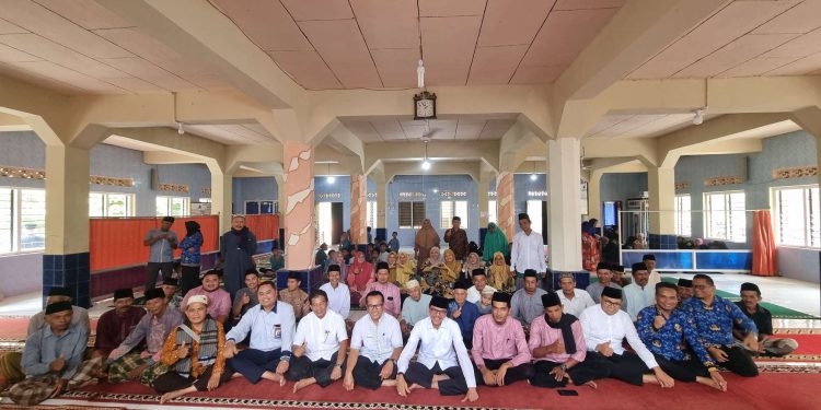 Pada Kegiatan “Bajumpo”, Bupati Safaruddin Tinjau Jalan Palangkitangan dan Serahkan Bantuan Antropometri