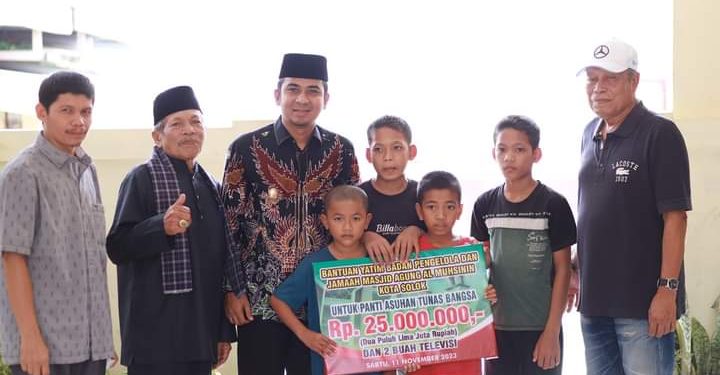 Wawako Solok Serahkan Bantuan Untuk Panti Asuhan Tunas Bangsa