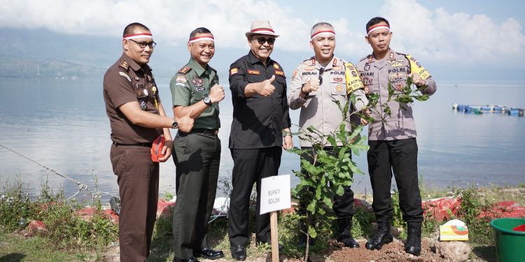 Polres Solok Kota Gelar Gerakan Penanaman 10 Juta Pohon di Dermaga Danau Singkarak