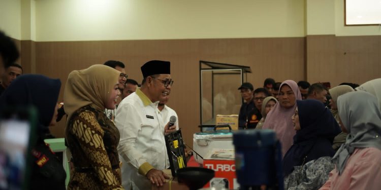 Bupati Solok Secara Simbolis Serahkan Bantuan Peralatan UMKM Kab. Solok Tahun 2023
