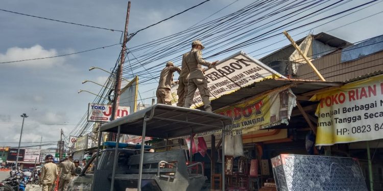 Bawaslu Kota Solok Tertipkan Alat Peraga Kampanye dan Alat Peraga Sosialisasi