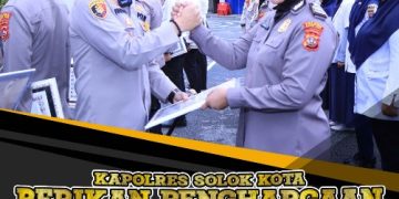 Kapolres Solok Kota, AKBP Ahmad Fadilan, Berikan Reward kepada Kepada Personel Berprestasi