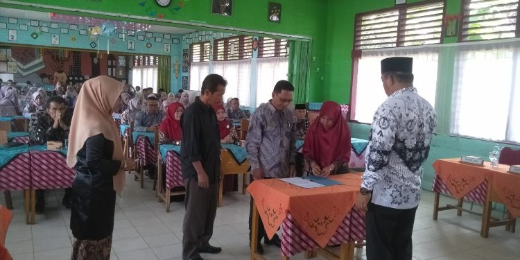Jabatan Kepala Sekolah SMP 3 Gunung Talang Diserah Terimakan