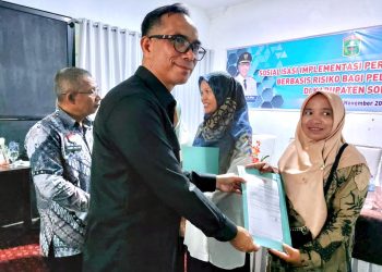 Sekda Kab.Solok Apresiasi Pembuatan dan Penyerahan NIB Bagi Pelaku Usaha Mikro Kecil di Kab Solok