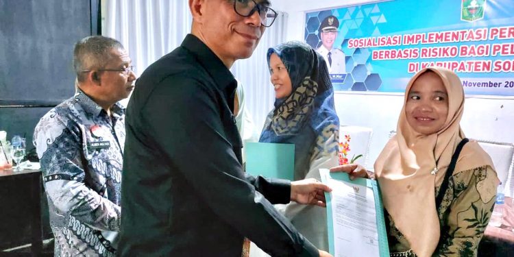 Sekda Kab.Solok Apresiasi Pembuatan dan Penyerahan NIB Bagi Pelaku Usaha Mikro Kecil di Kab Solok