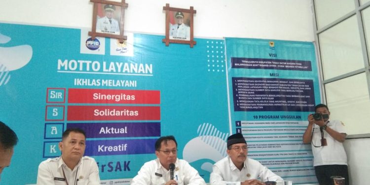 Menyikapi Kemelut yang Terjadi di SMPN 2 dan SDN 20 Batusangkar, Dinas Pendidikan dan Kebudayaan Serta Dinas Kominfo Tanah Datar Mengelar Konferensi Pers