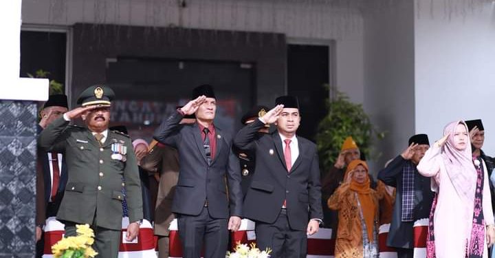 Pemerintah Kota Solok Menggelar Upacara Bendera Memperingati Hari Pahlawan
