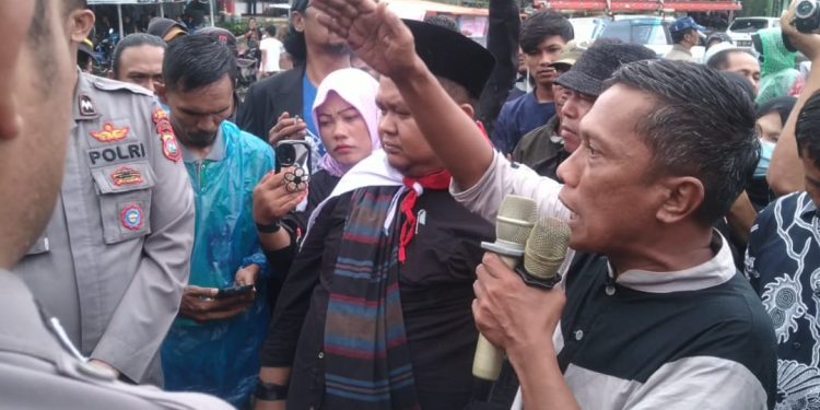 DPRD Kabupaten Solok Digeruduk, Massa Teriak Maling Uang Rakyat