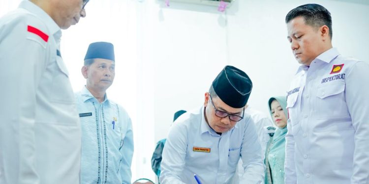Bupati Solok Diwakili Sekda Kab. Solok Lantik dan Ambil Sumpah Pejabat Pimpinan Tinggi Pratama dan Pejabat Administrator