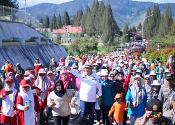 Bupati Solok Membuka Secara Langsung Kegiatan Jalan Santai Dalam Rangka Memperingati HGN dan HUT PGRI Ke-78