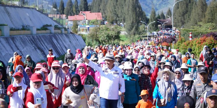 Bupati Solok Membuka Secara Langsung Kegiatan Jalan Santai Dalam Rangka Memperingati HGN dan HUT PGRI Ke-78