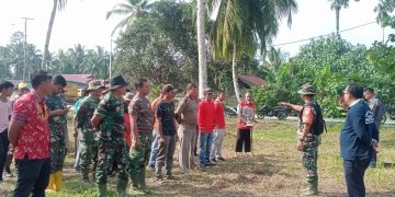 Guna Mengantisipasi Terjadinya Banjir, Serka Dendi Ajak Masyarakat Desa Tuapeijat Laksanakan Karya Bhakti
