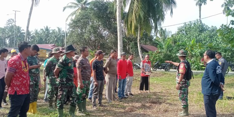 Guna Mengantisipasi Terjadinya Banjir, Serka Dendi Ajak Masyarakat Desa Tuapeijat Laksanakan Karya Bhakti