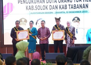 Bupati Solok dan Ketua TP-PKK Kab. Solok Dikukuhkan Sebagai Duta Orang Tua Hebat