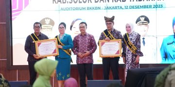 Bupati Solok dan Ketua TP-PKK Kab. Solok Dikukuhkan Sebagai Duta Orang Tua Hebat