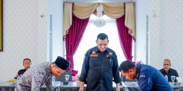 Pemkab Solok Tandatangani Naskah Perjanjian Hibah Daerah dan Pakta Integritas dengan KPU dan Bawaslu Kab. Solok