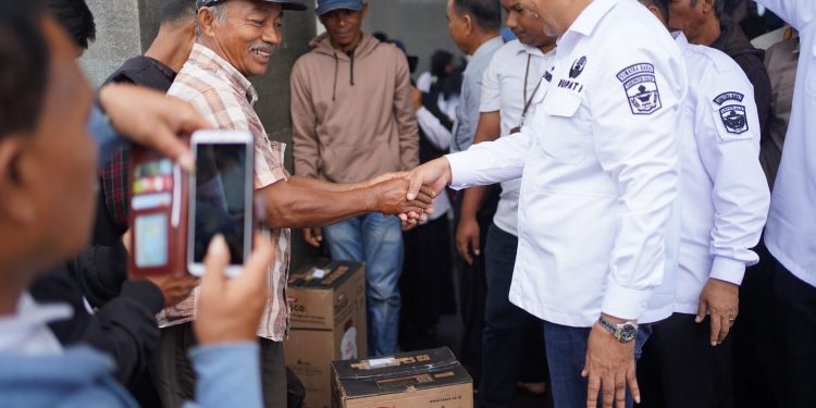 Bupati Solok Secara Simbolis Menyerahkan 177 Bantuan Alsintan Kepada Kelompok Tani