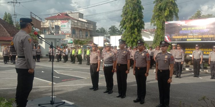 Di Akhir Tahun 2023, Kapolres Solok Kota Pimpin Upacara Kenaikan Pangkat 22 Orang Anggota Polri