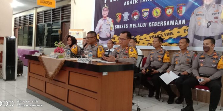 Kapolres Tanah Datar Mengadakan Perss Releas Akhir Tahun 2023 Dengan Wartawan