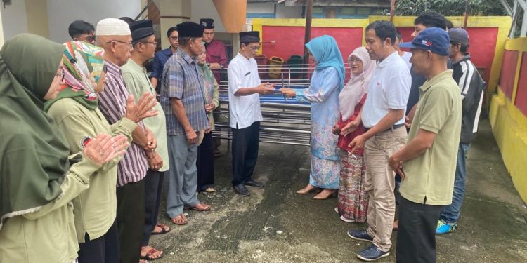 Dra. Donna, Anggota DPRD Tanah Datar Serahkan Bantuan 11 Keranda Mayat dan 2 Unit Bentor Serta Alat Pencacah Jerami Untuk Jorong-Jorong di Nagari Baringin