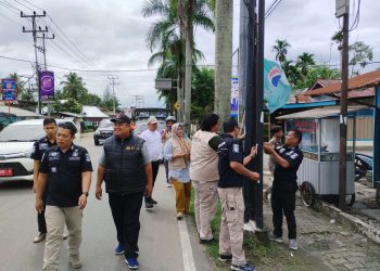 Tindak Lanjut Laporan Masyarakat, Bawaslu Kota Solok Tertibkan APK Parpol, Caleg dan Calon DPD yang Melanggar Ketentuan