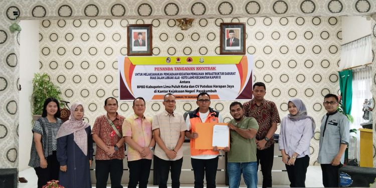 Pasang Brojong Di Ruas Jalan Kapur IX, Pemkab Limapuluh Kota Pulihkan Infrastruktur Darurat